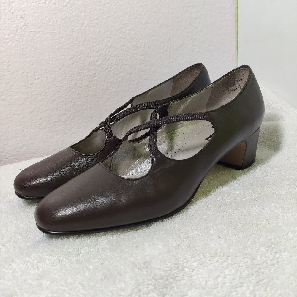 Trotters Women's Jamie Cross Strap Pumps  Size 7.5